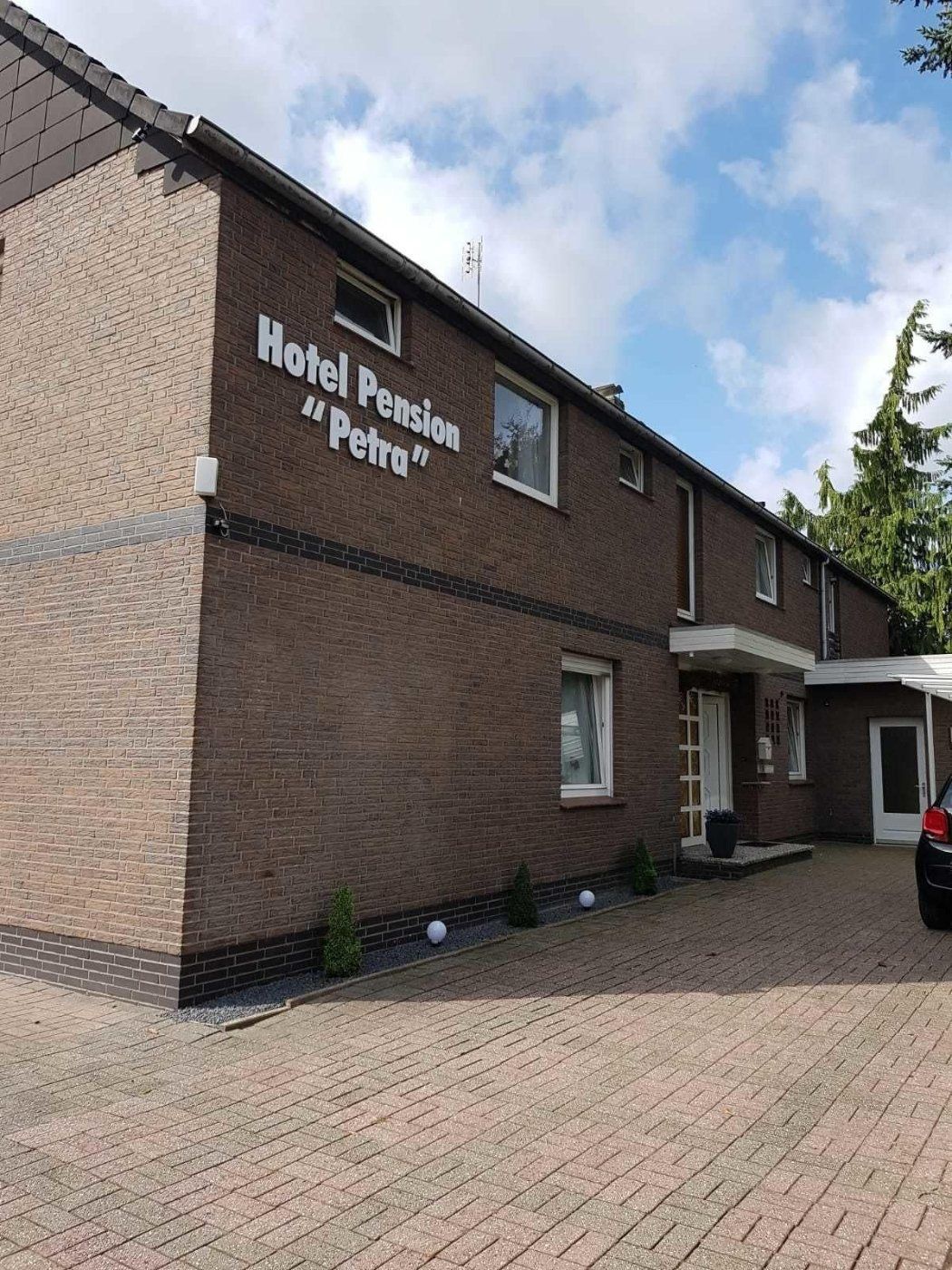 Außenansicht der Hotel Pension Petra am Rosmarinweg 10